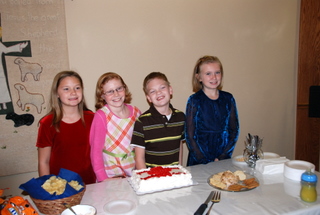 Communion kids cut the cake!